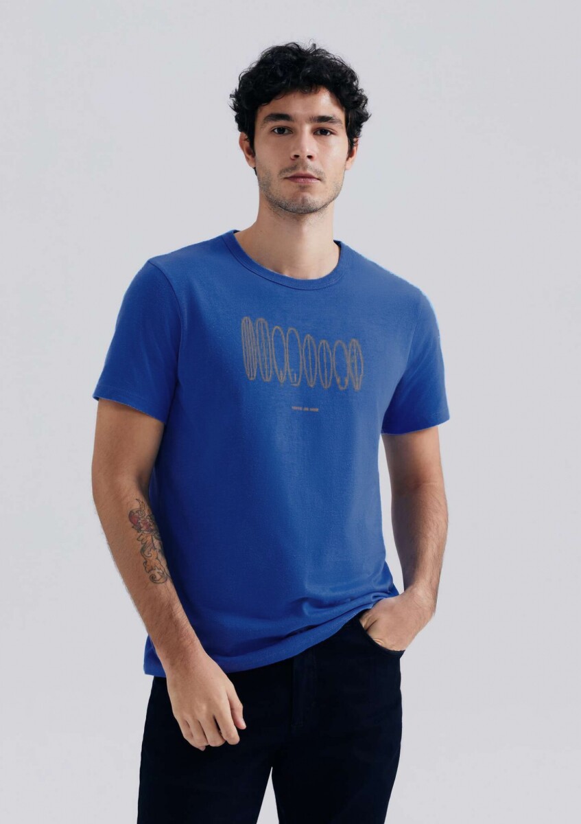 CAMISETA CON ESTAMPA MODELO REGULAR - AZUL 