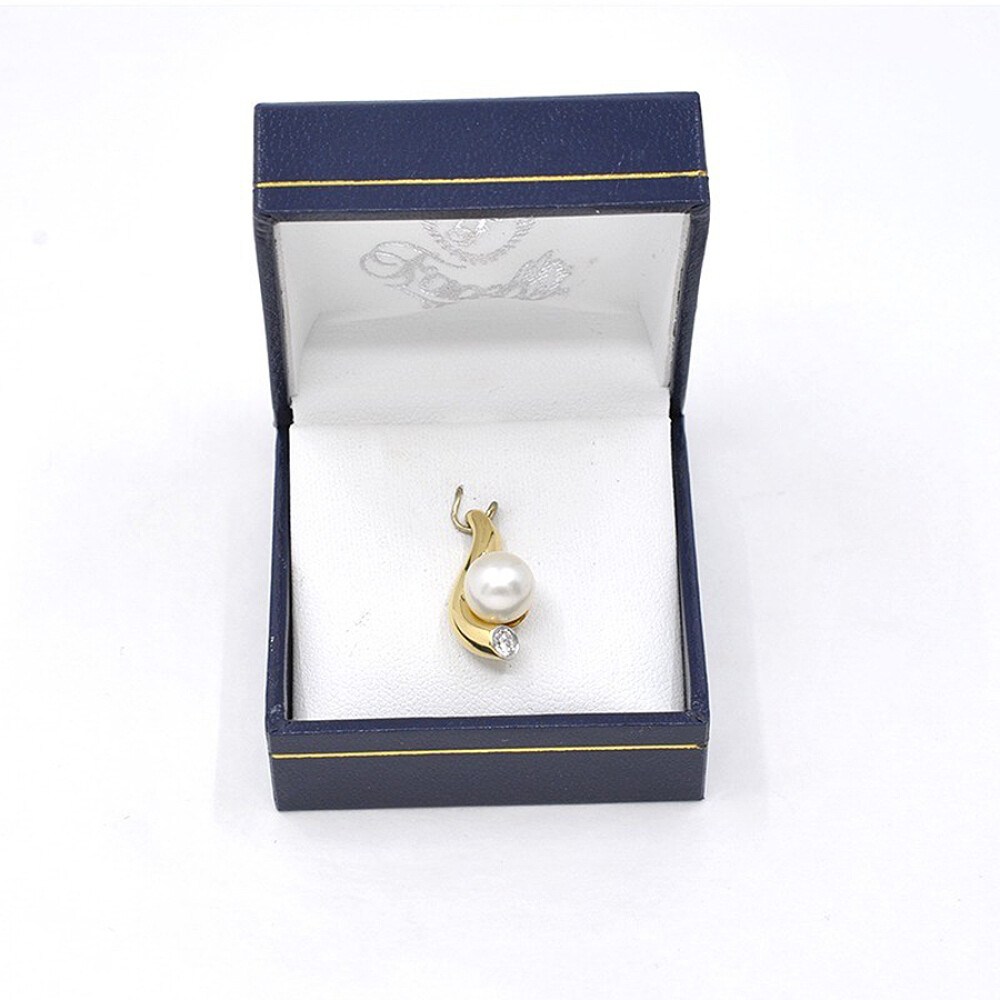 Dije en oro 18k con brillante y perla Dije en oro 18k con brillante y perla
