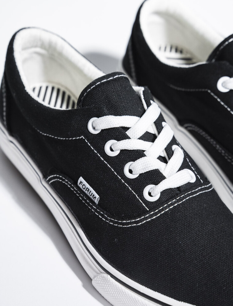 Calzado de Lona con Cordón Negro