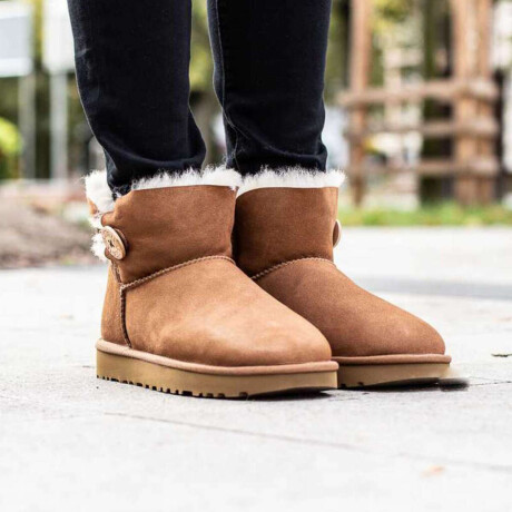Botas UGG Mini Classic Bailey Button Marrón