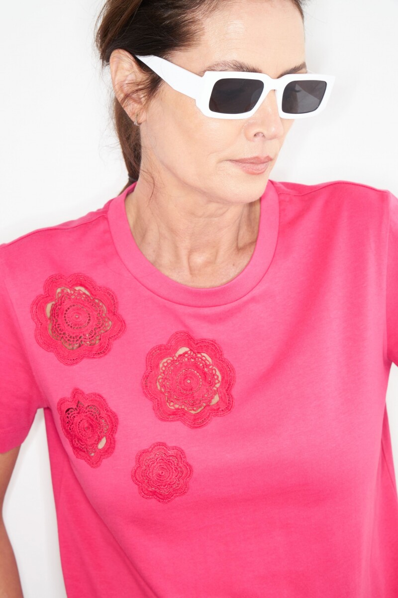 Remera escote base con parches de crochet fucsia