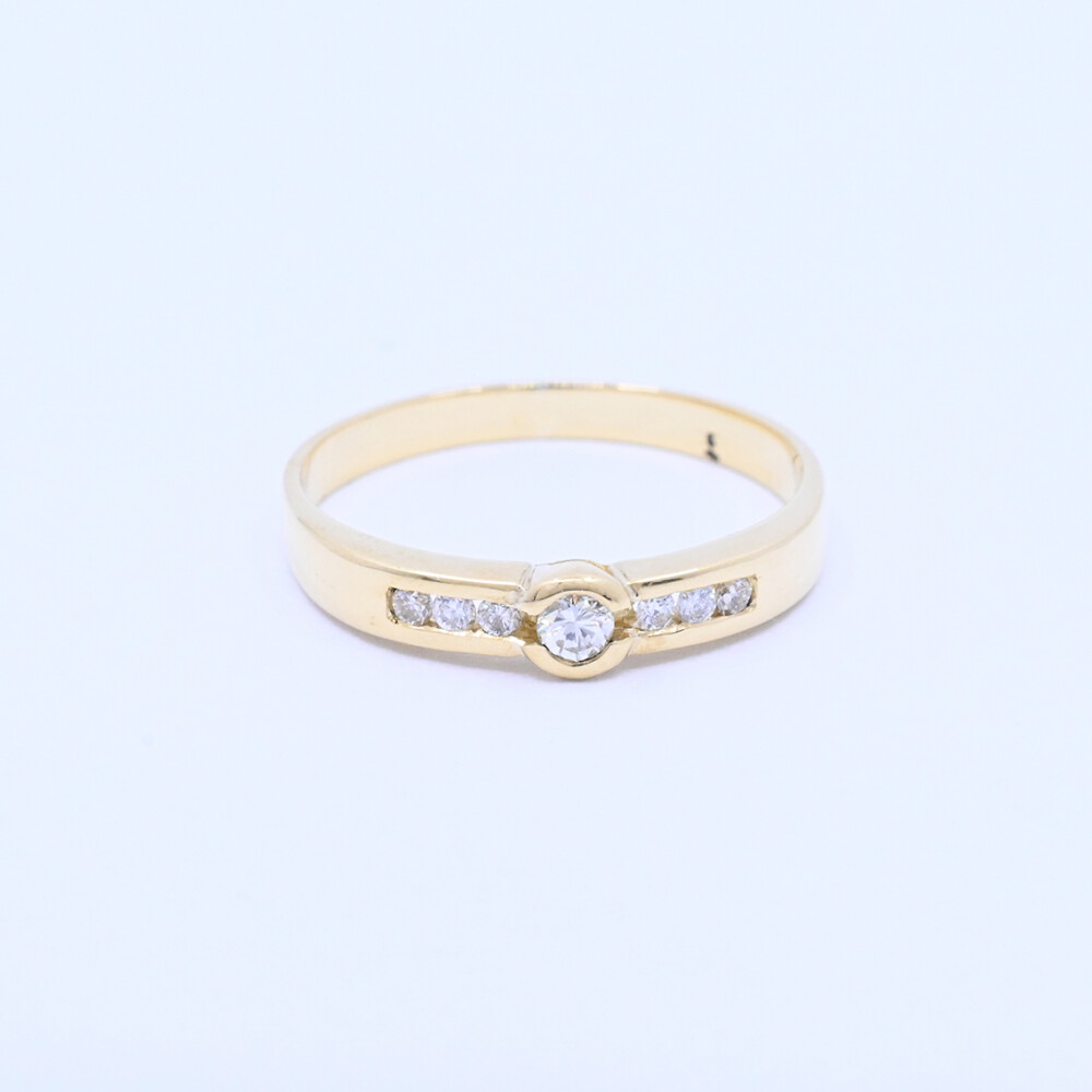 Anillo oro 18k con 7 brillantes. Anillo oro 18k con 7 brillantes.