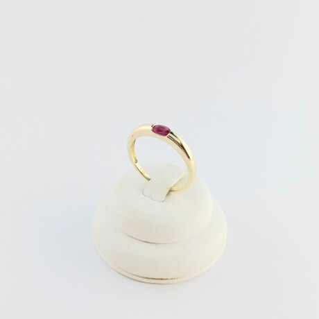 Anillo con Rubi en oro 9 ktes. Anillo con Rubi en oro 9 ktes.