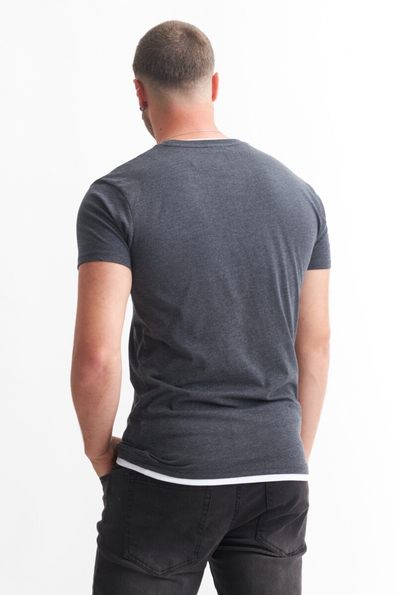 Remera con detalles a contratono GRIS OSCURO