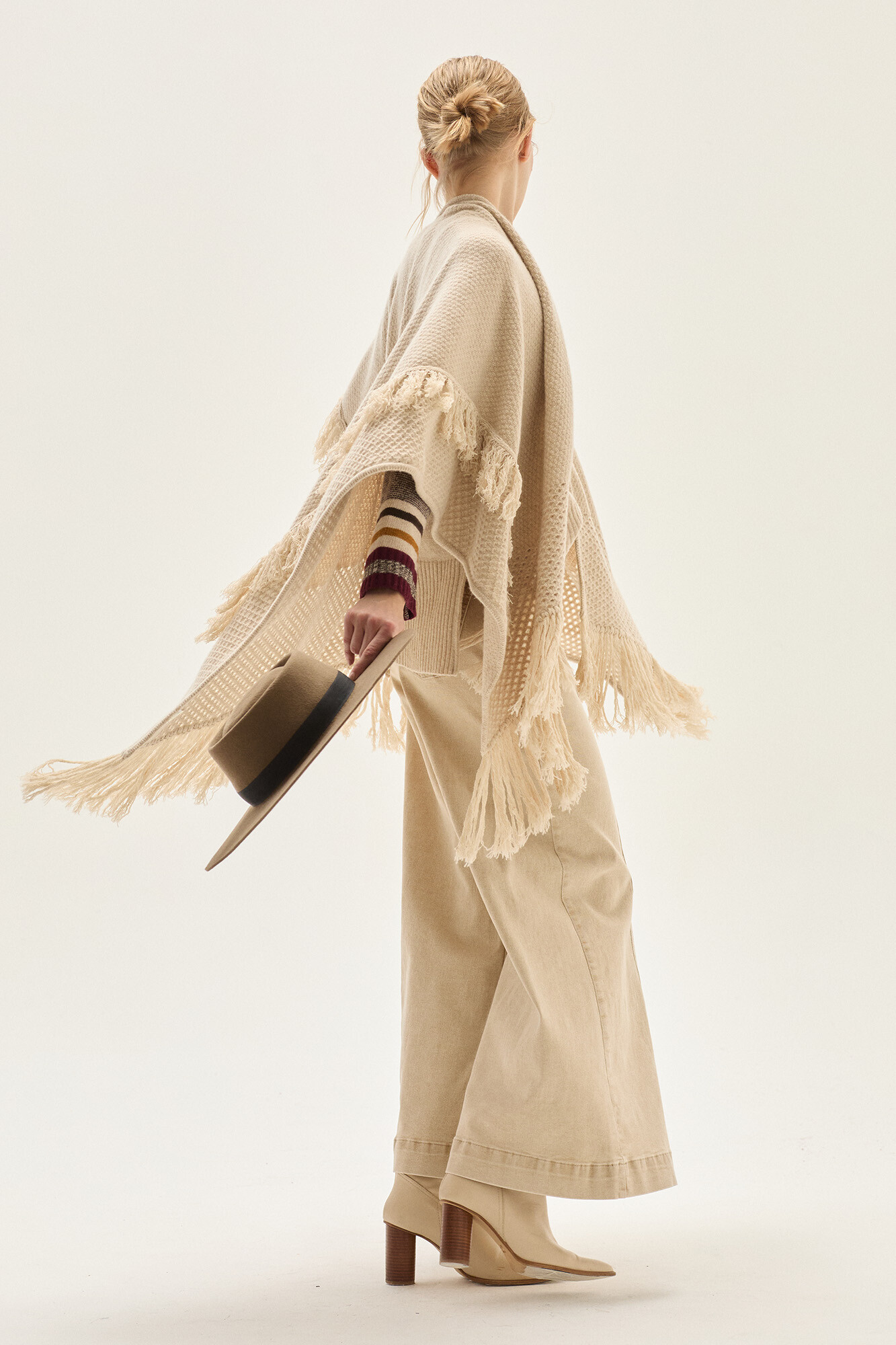 Sumerced Ruana Ruana Suri - Beige — Saura