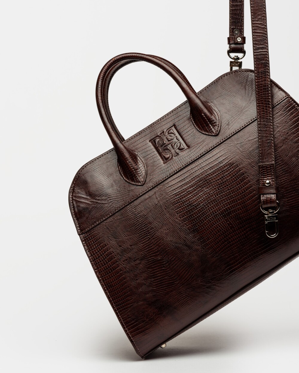 Cartera de Mano The Roots En Cuero Grabado Lagarto Marron