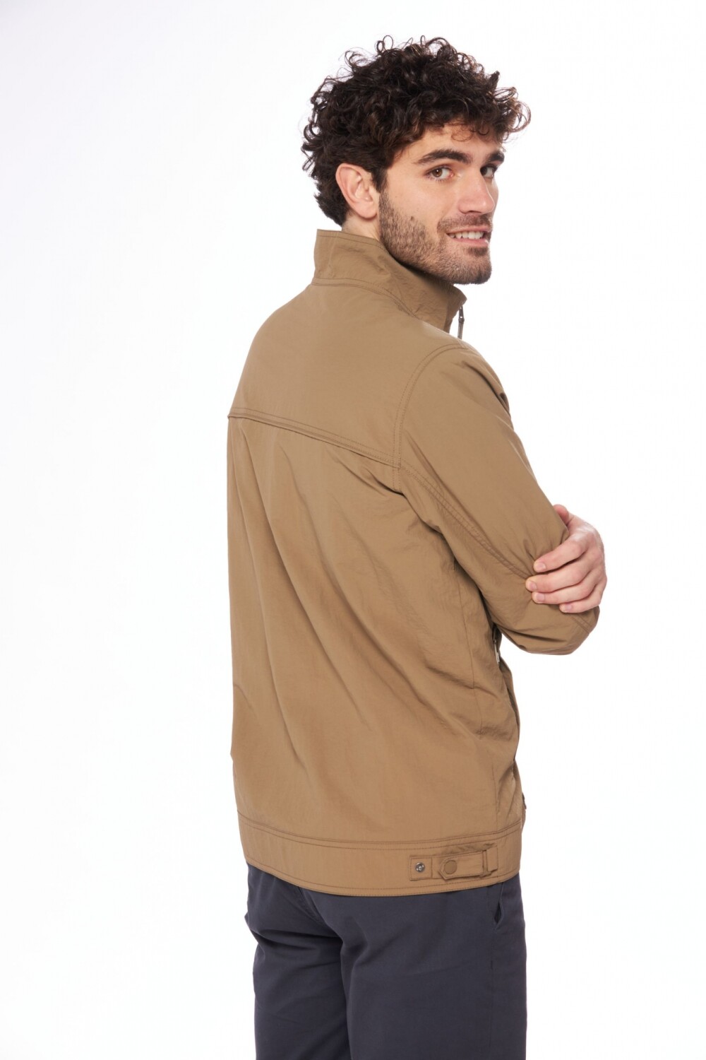 CAMPERA LIVIANA DE NYLON Beige