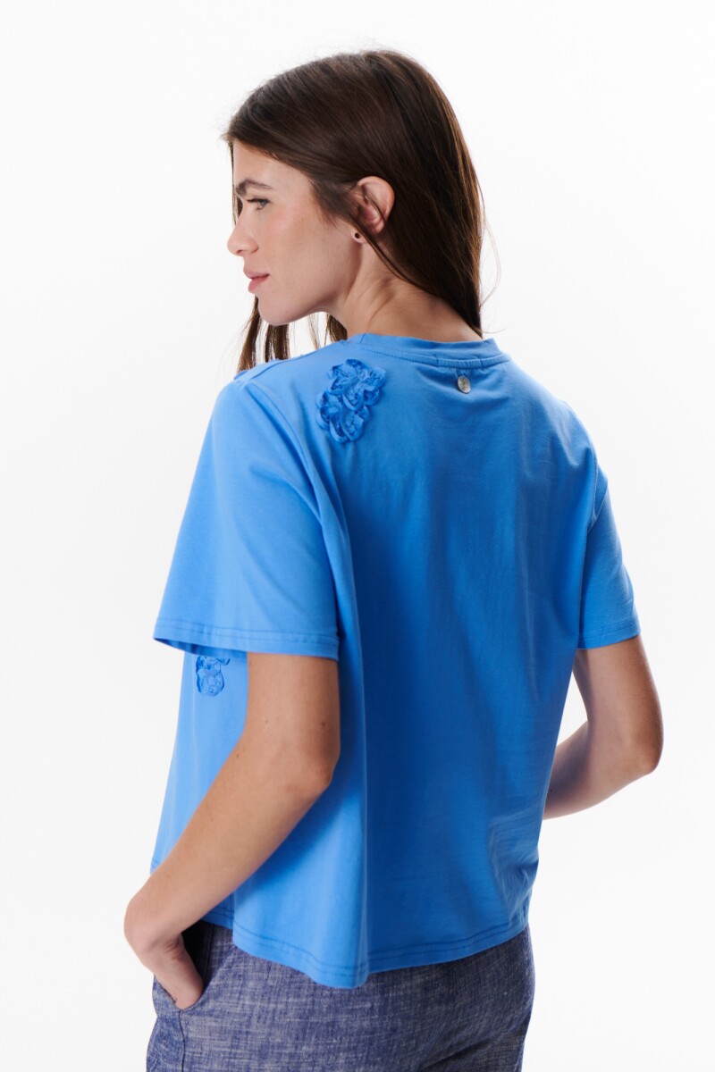 REMERA BLOOM AZUL