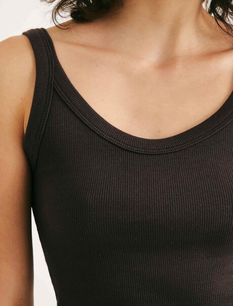 TOP CUELLO EN U EN TELA ACANALADA MARRÓN