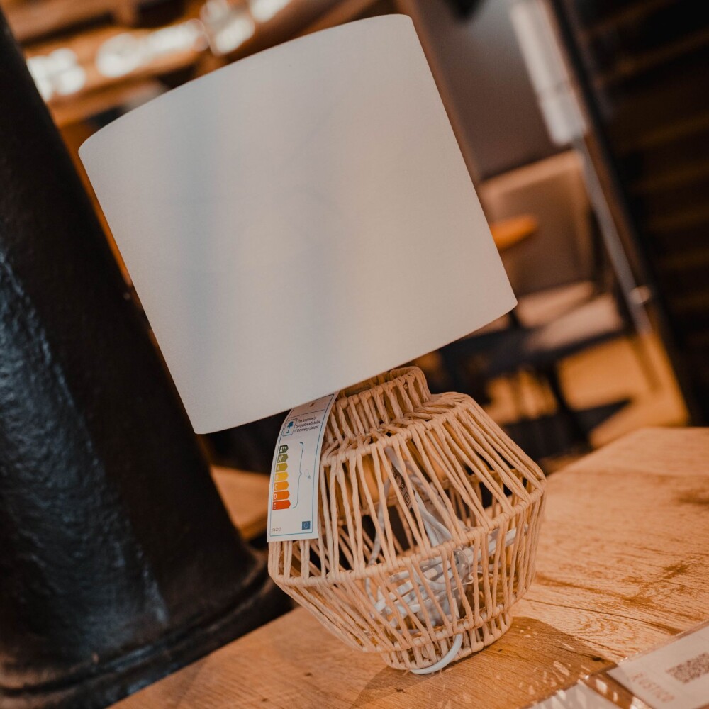 Lampara de mesa - Ratan hang Lampara de mesa - Ratan hang