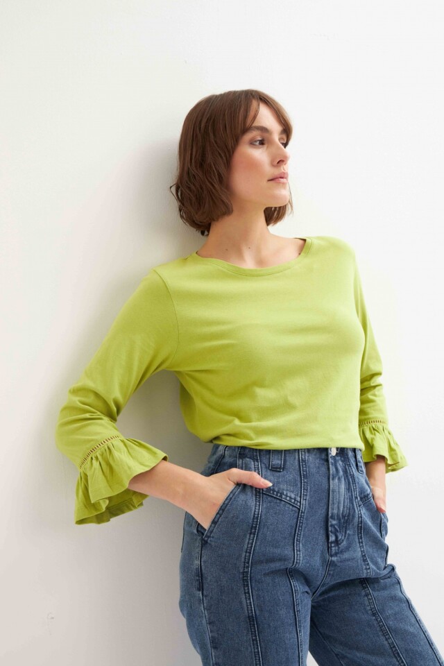 Remera con volado verde manzana