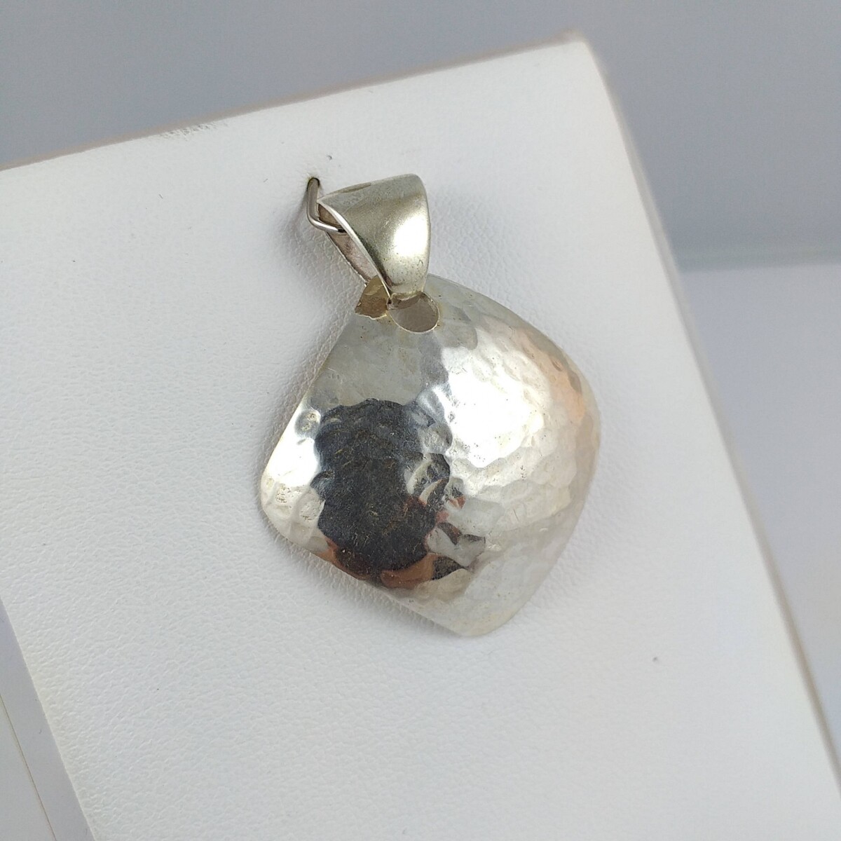 Colgante de plata 925 martillada en forma cuadrada. Medidas 3 cm * 3 cm, espesor 1mm. 