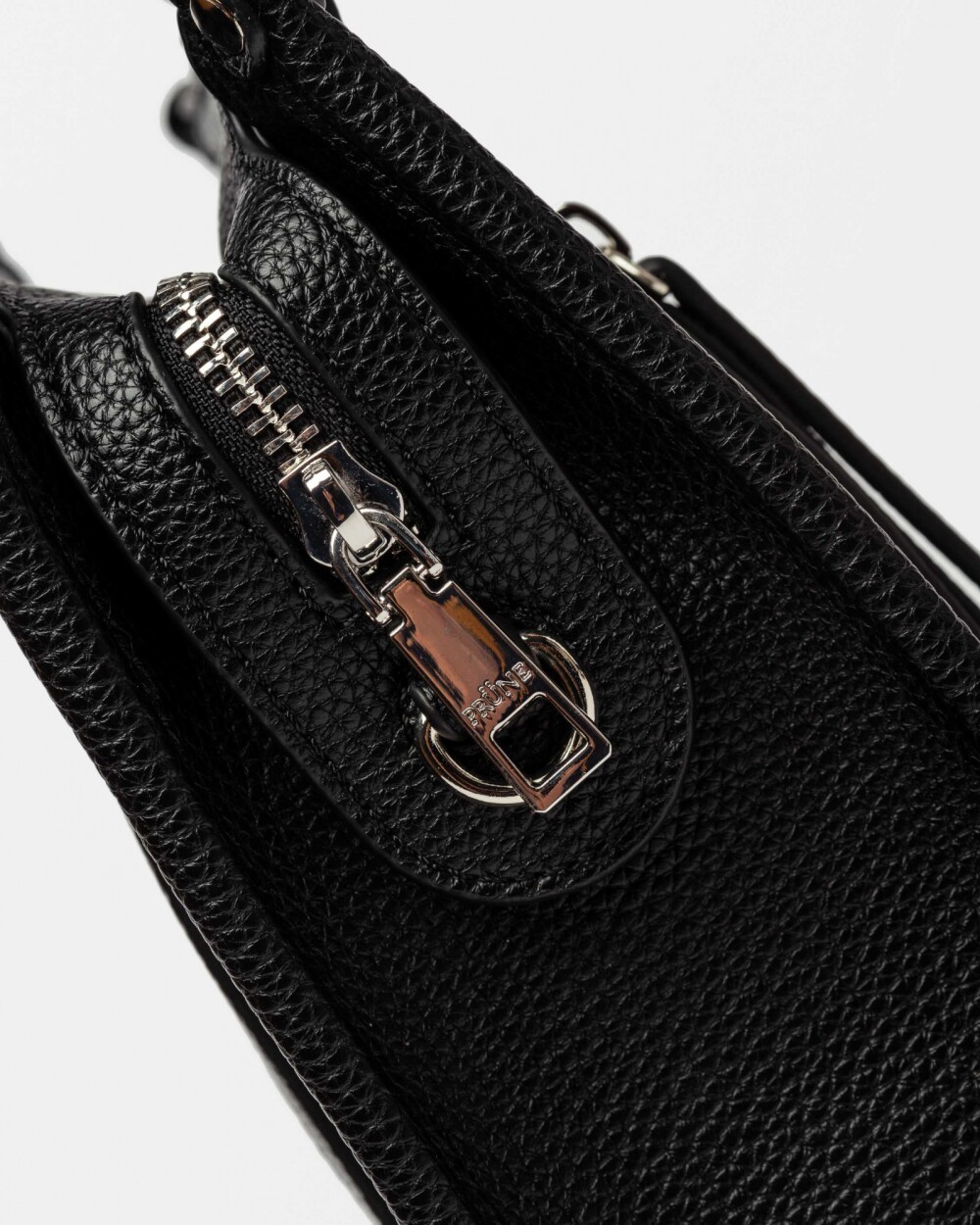 Cartera de Mano Oak en Efecto Cuero Liso Negro