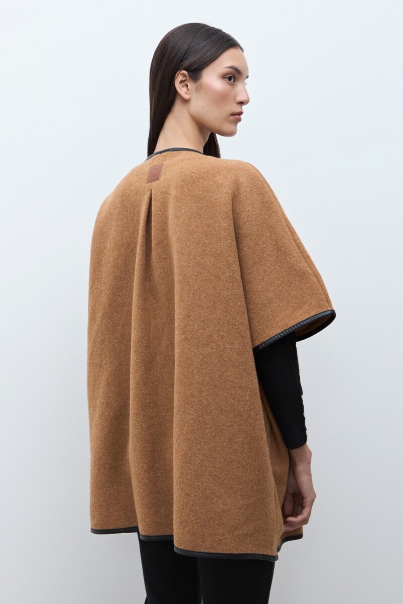 Capa vivo en contraste y botón tostado