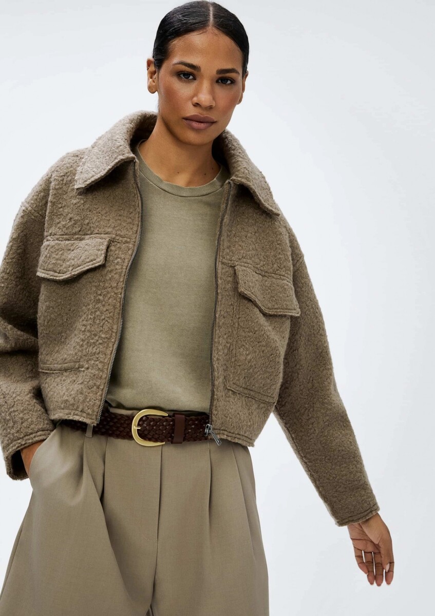 CAMPERA CON BOLSILLOS - GRIS 