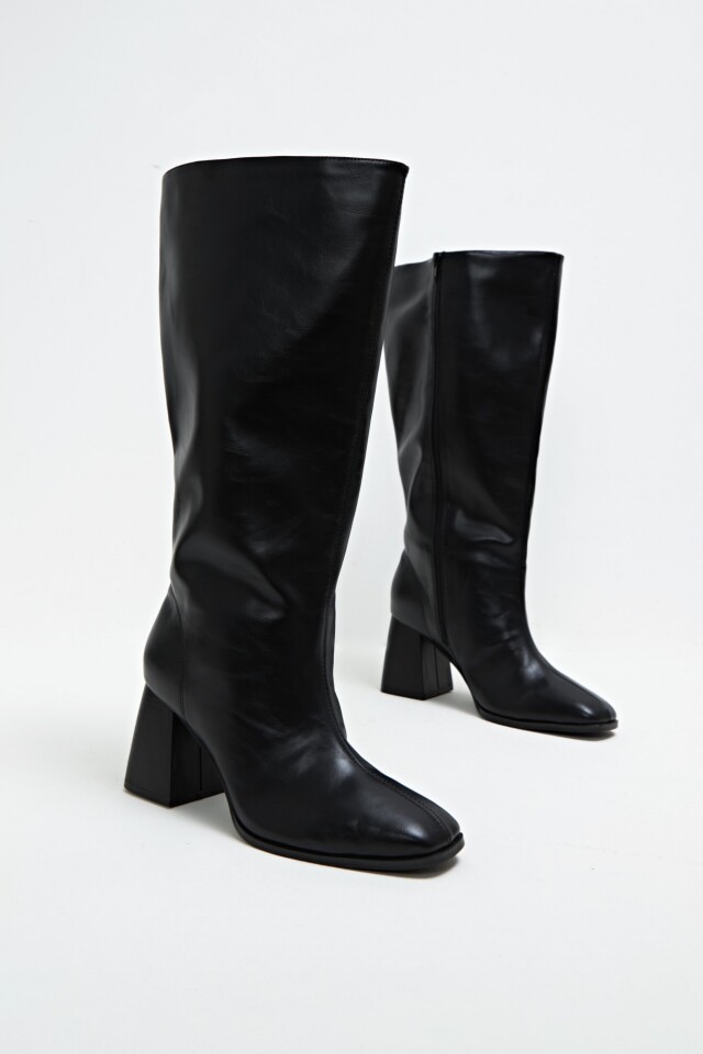 Bota caña alta con taco negro