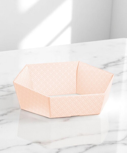 Cesto hexagonal 29x23x8,5 cm. - MATELASSE ROSA Cesto hexagonal 29x23x8,5 cm. - MATELASSE ROSA