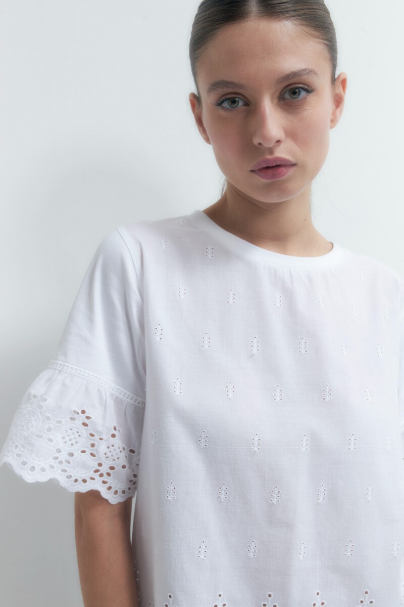 Remera con broderie blanco