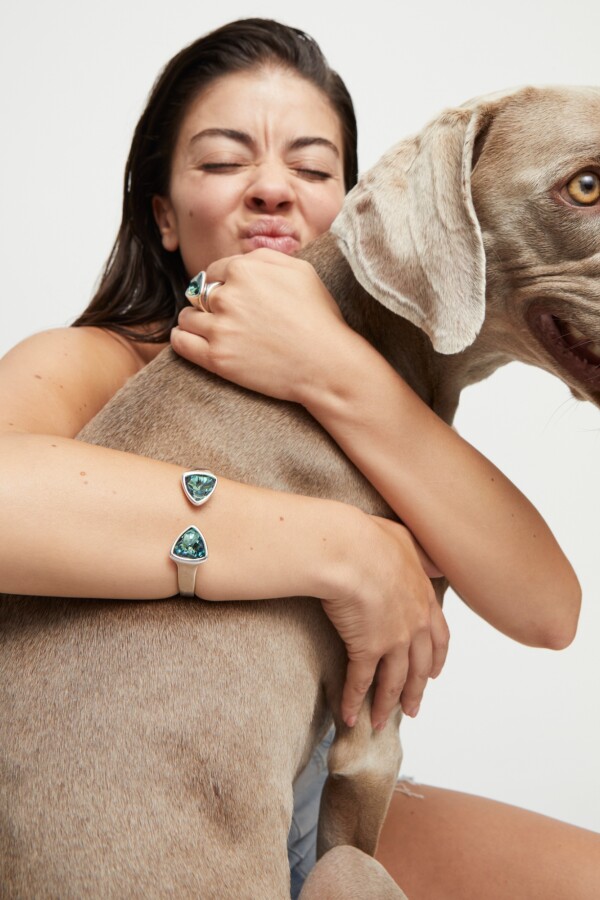 PULSERA GRUESA DE ALEACIÓN DE METALES BAÑADA EN PLATA DE LEY CON DOS CRISTALES FACETADOS VERDE Pulsera
