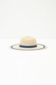 Sombrero con vivo contraste azul marino