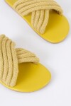 Sandalia con detalle en cordón cruzada amarillo