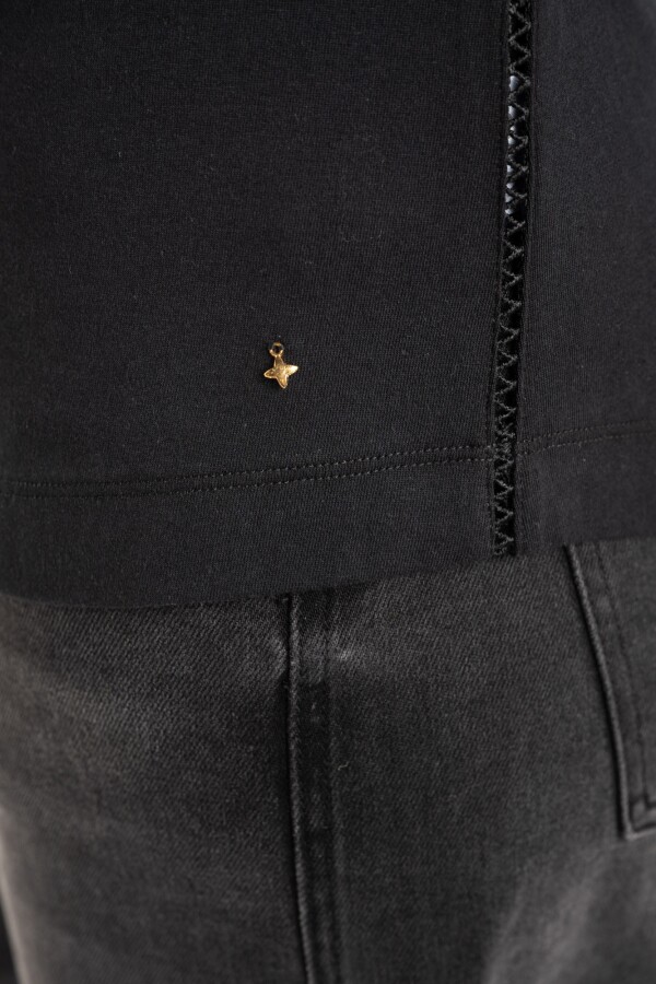 Remera Escote V Puntilla Negro