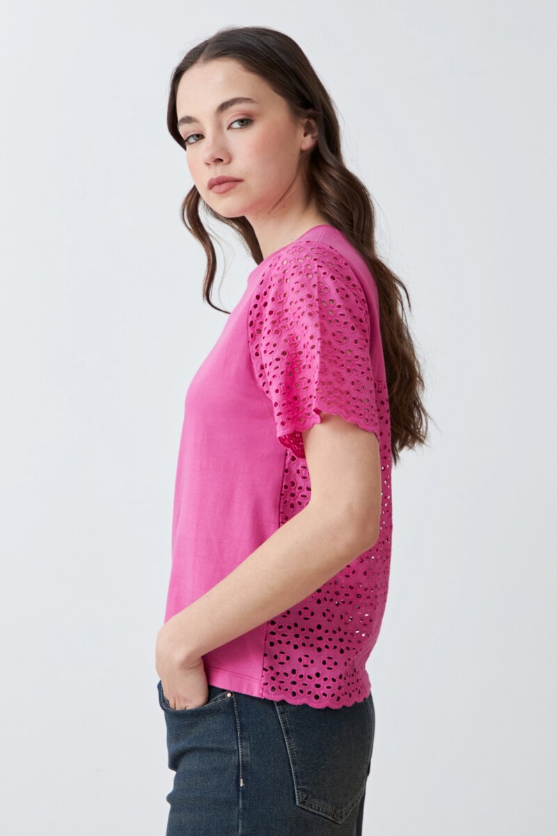 Remera con broderie fucsia