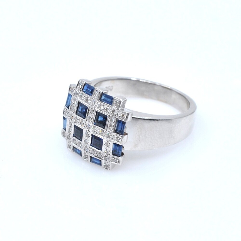 Anillo en oro 18k blanco, brillantes y zafiros. Anillo en oro 18k blanco, brillantes y zafiros.