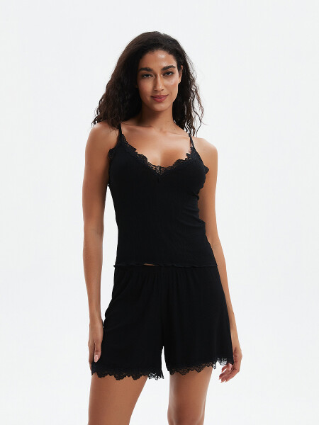 MUSCULOSA CON ENCAJE NEGRO