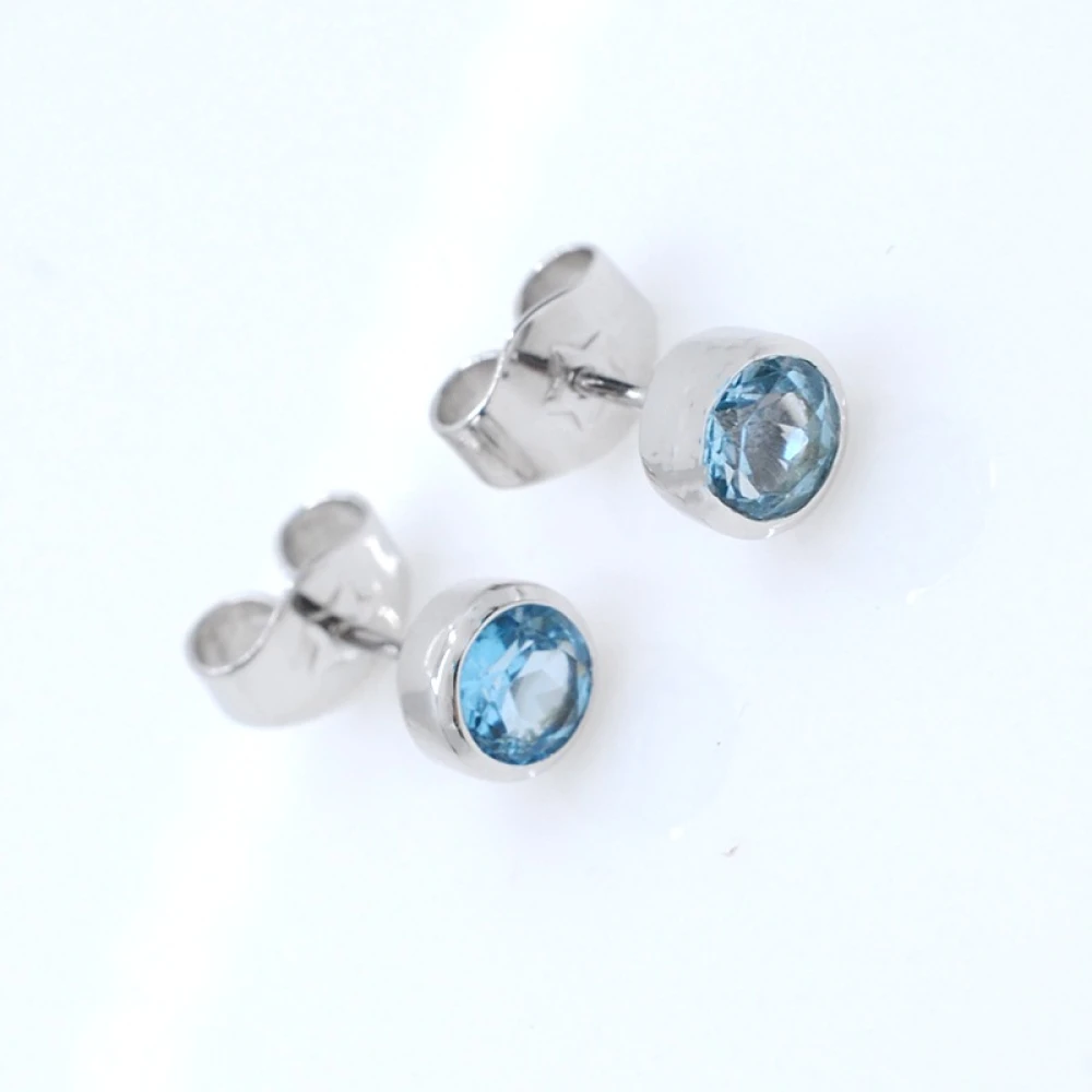 Caravanas oro 18k blanco y topacio celeste Caravanas oro 18k blanco y topacio celeste