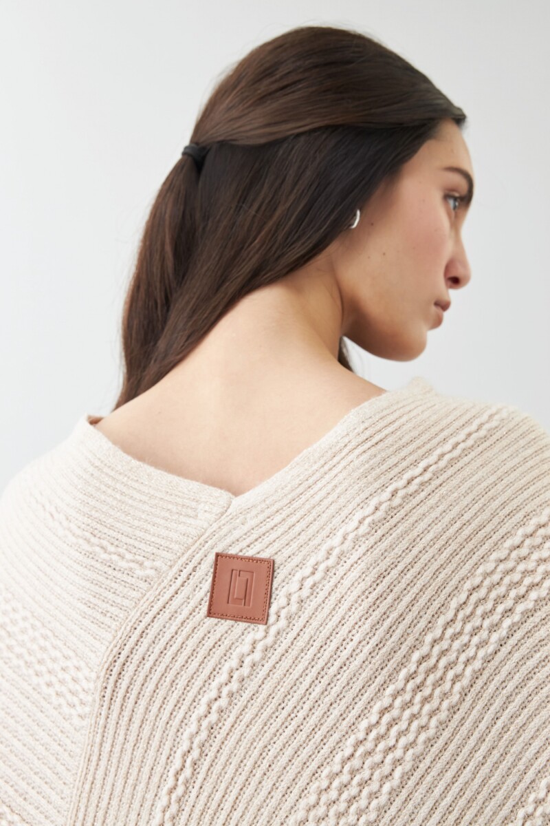 Capa tejida con estructuras y flecos beige