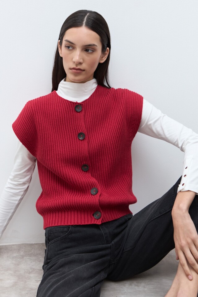 Chaleco tejido con botones rojo