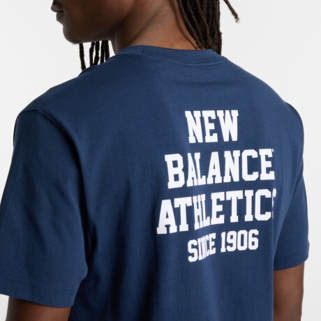Remera New Balance de Hombre - Varsity Graphic - MT51526NNY BLUE
