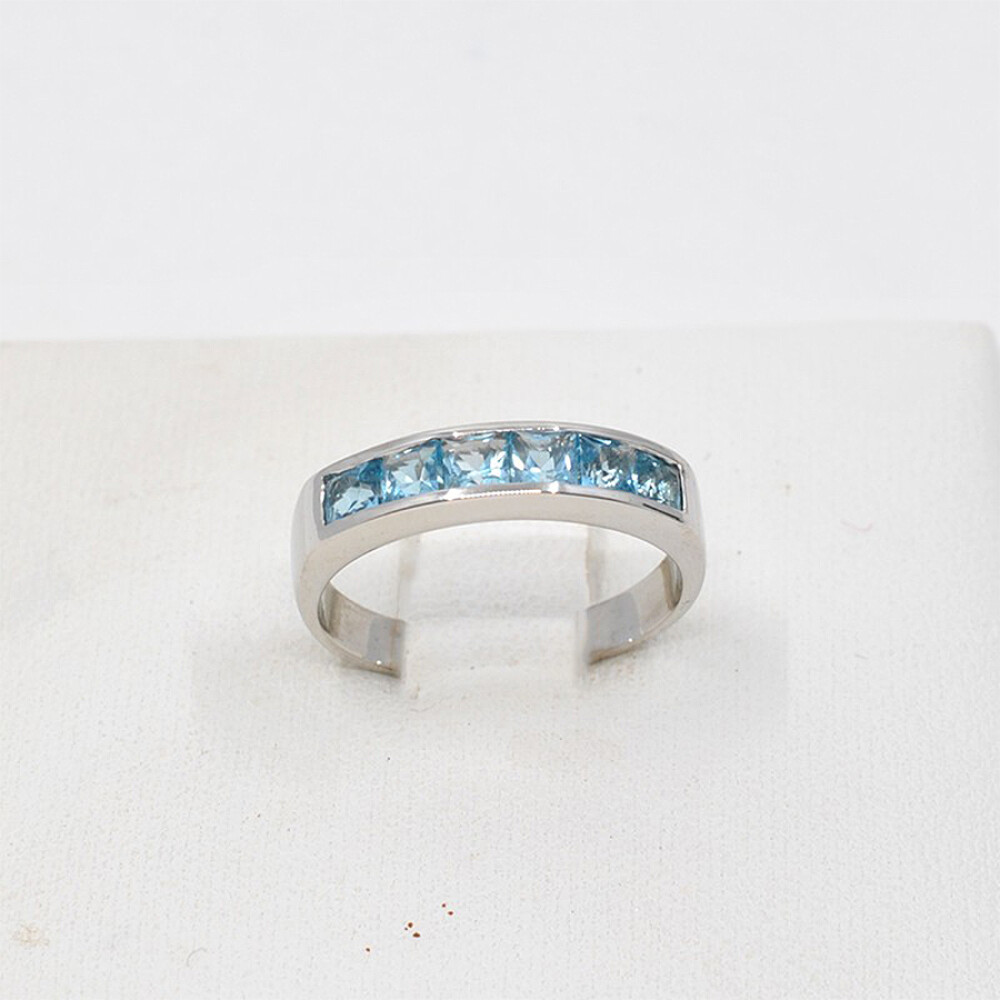 Anillo Medio Sin Fin En Oro Blanco 18K Y Topacios Anillo Medio Sin Fin En Oro Blanco 18K Y Topacios