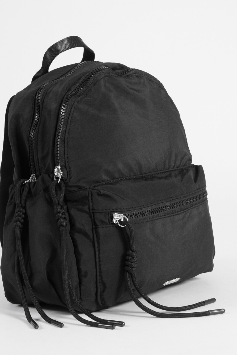 Mochila mediana cierres con strap carry negro
