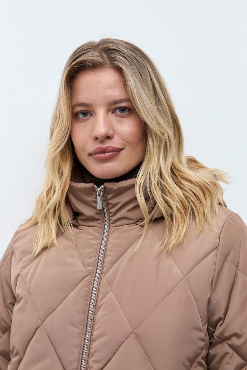 Campera capitoneada con capucha tostado