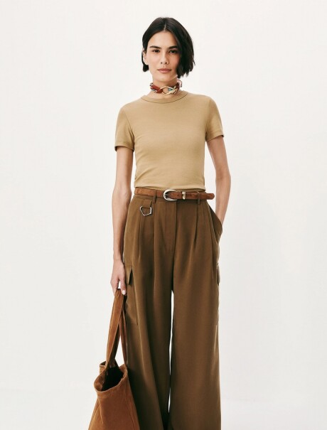 BLUSA CROPPED EN TELA ACANALADA BEIGE