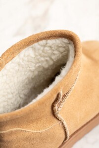 Bota Gamuza Con Corderito Arena