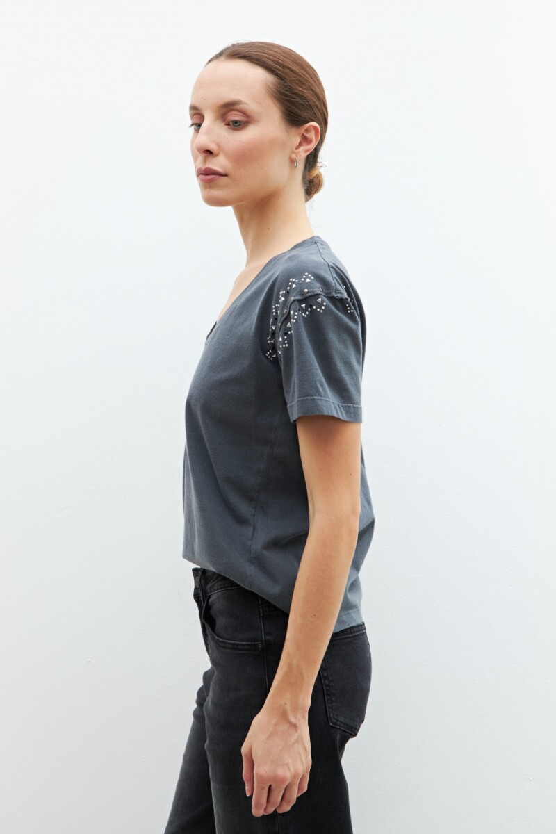 Remera con tachas gris oscuro