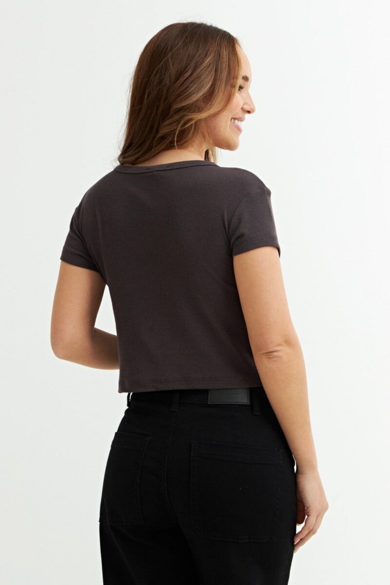 Remera crop top con estampa MARRON
