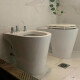 Juego De Loza Blanco, Inodoro Corto, Tapa Y Bidet Para Griferia Bimando Linea Marina Marca Ferrum BLANCO