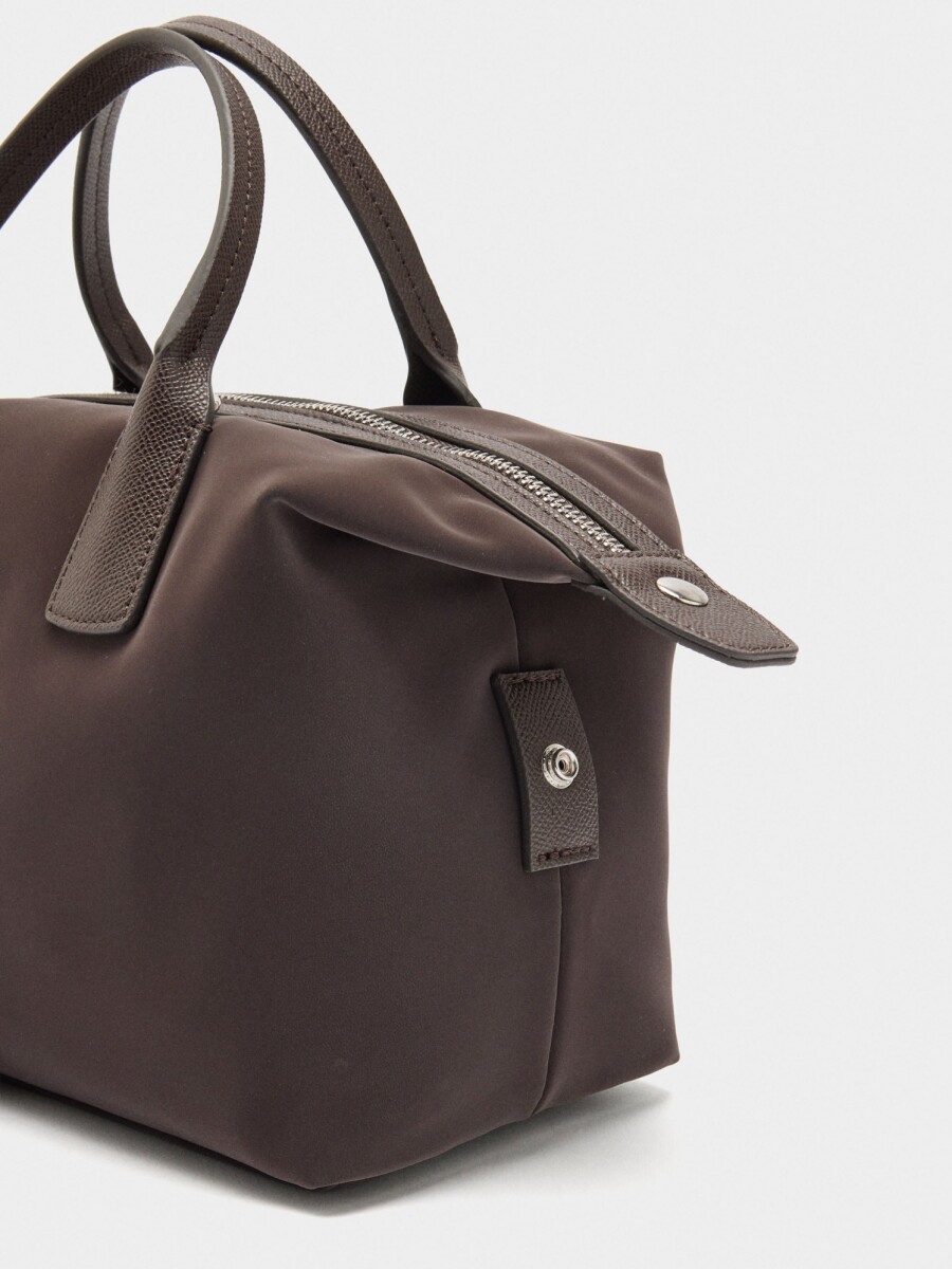 Bolso Tote Textura Suave Con Colgante marron