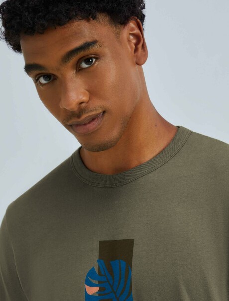 CAMISETA CON ESTAMPA MODELO REGULAR VERDE