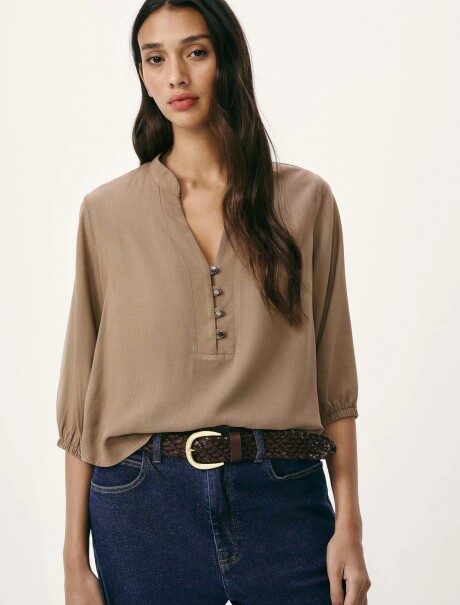 BLUSA ESCOTE V CON BOTONES MARRÓN