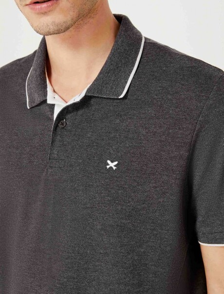 CAMISETA DE CUELLO CON BORDADO GRIS OSCURO