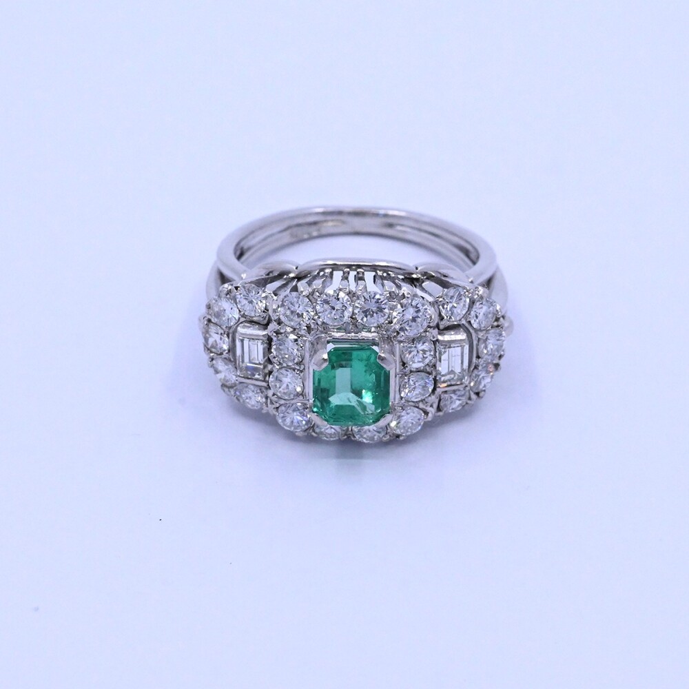 Anillo oro 18k blanco con esmeralda y brillantes. Anillo oro 18k blanco con esmeralda y brillantes.