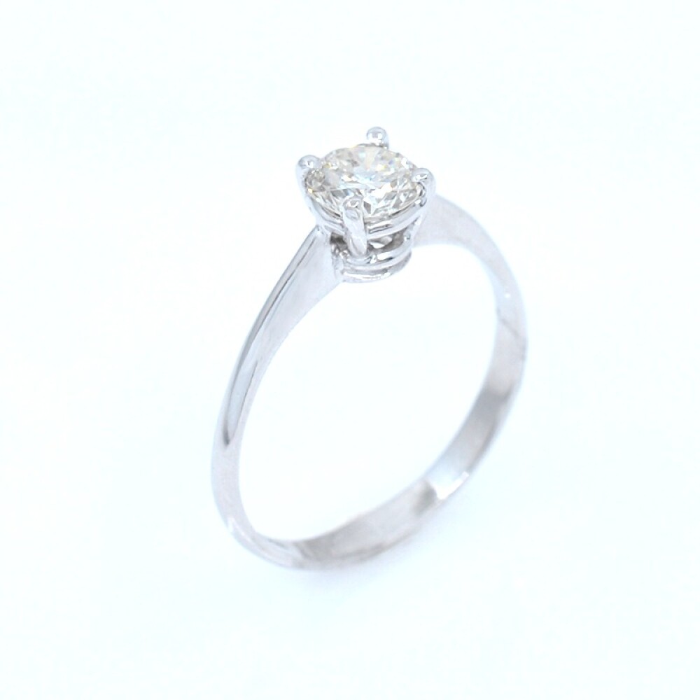 Anillo solitario en oro 18k blanco y brillante. Anillo solitario en oro 18k blanco y brillante.