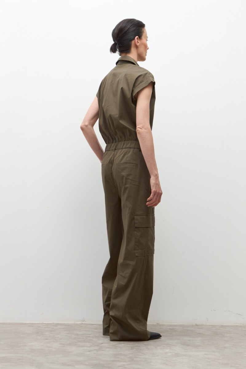 Mono con bolsillos cargo verde oliva