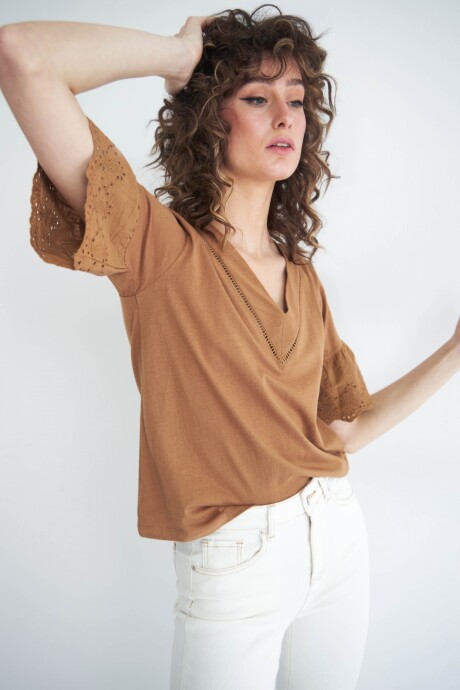 Remera escote V con calado en mangas tostado