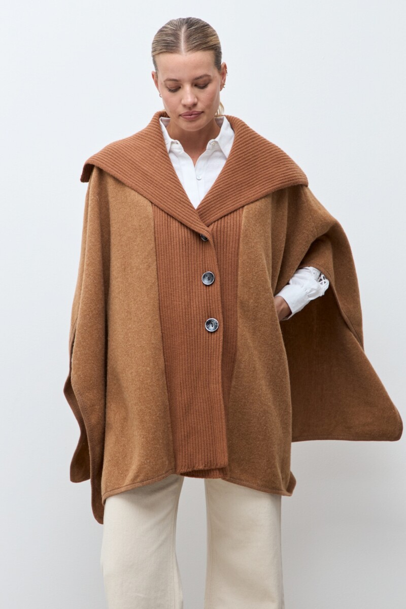 Capa cuello tejido y botones chocolate